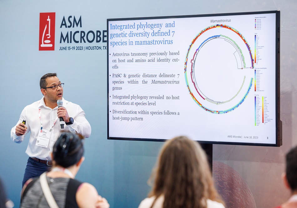 One of ASM Microbe's presenters shares their science at a Lounge and Learn session.