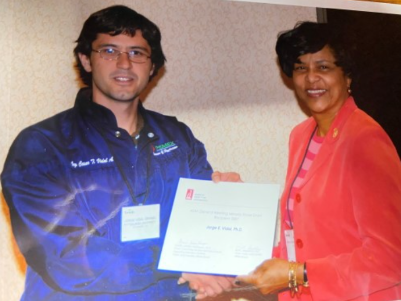 Marian Johnson-Thompson, Ph.D. presents Jorge Vidal, Ph.D. with the ASM postdoc Minority Travel Award to attend ASM’s annual meeting in 2007.